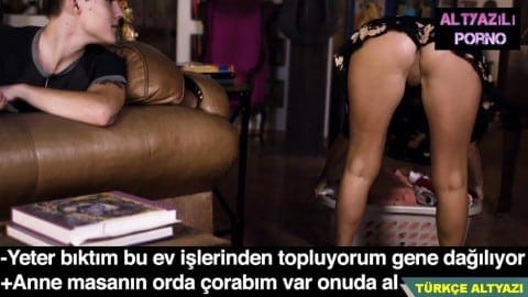 Annem yere dökülen çamaşırları toplarken eğilince eteği sıyrıldı