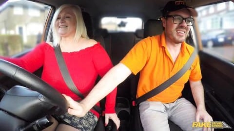 arabada iki erkek bir kadın porno