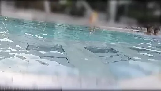 Genç Yabancıların Önünde Halka Açık Bir Havuzda Amımı Parmaklıyor