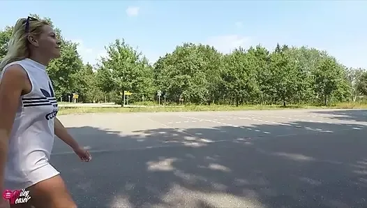Köylü Sarışın Kızla At Çiftliğinde Sikişen Adam