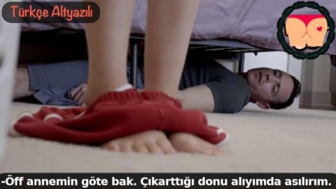 Mature annemin iç çamaşırını koklayarak asılırken yakalandım